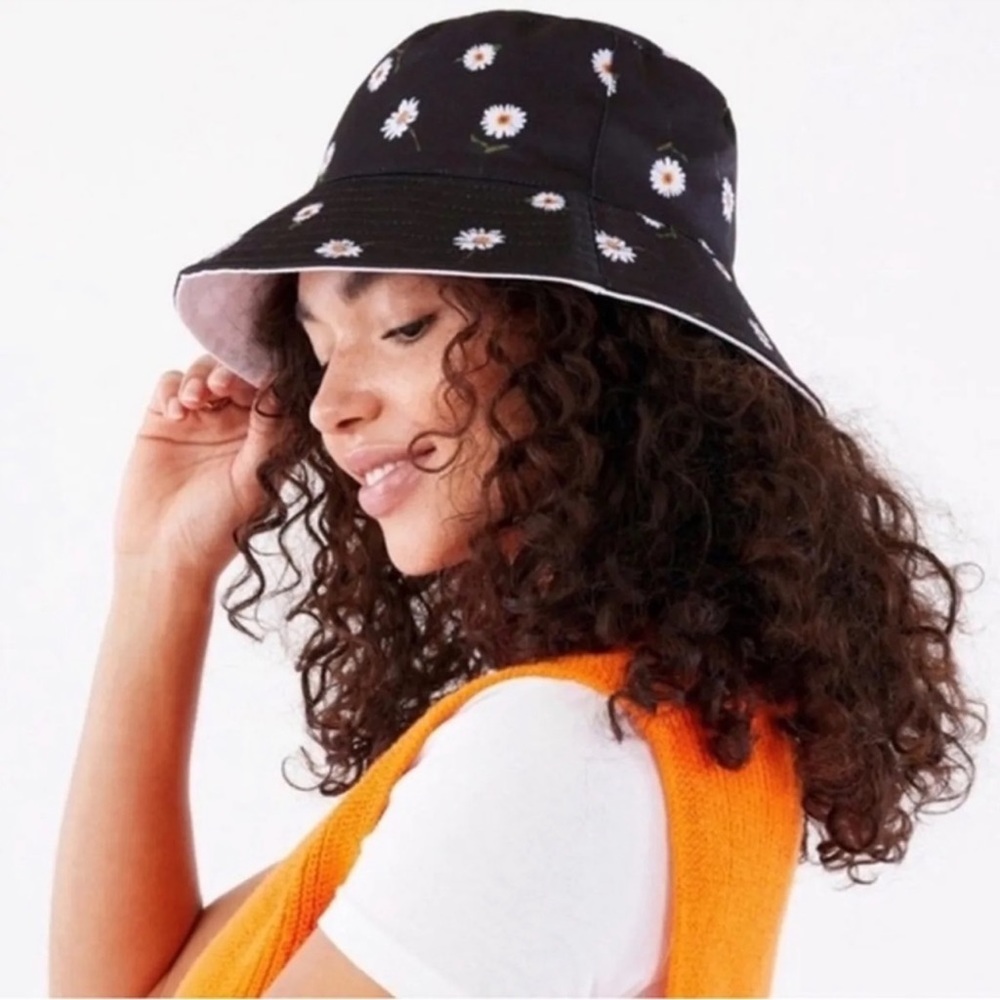 Alice + Olivia Daisy Print Reversible Bucket Hat
